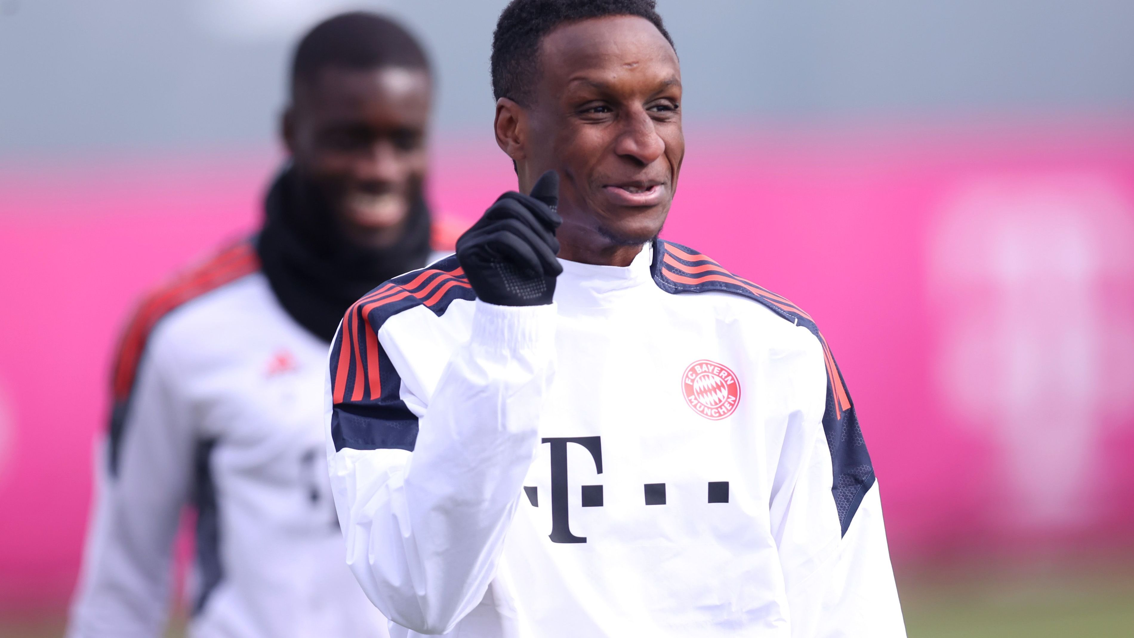 <strong>2020/2021</strong><br>Im Oktober 2020 kommt mit Bouna Sarr (Foto) der nächste Kandidat, der die Lücke hinten rechts füllen soll. Der Senegalese steht nach wie vor im Bayern-Kader, in drei Spielzeiten brachte er es aber nur auf 28 Pflichtspieleinsätze, konnte sich nie durchsetzen. In der Saison 2020/2021 ist also wieder hinten rechts Pavard Stammspieler, ob er nun will oder nicht.