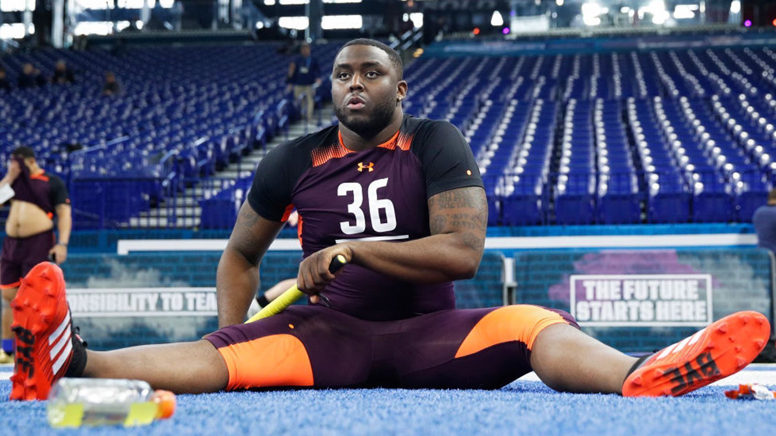 
                <strong>Greg Little (Tackle, Mississippi) </strong><br>
                Mit seiner Größe, seiner Länge und seiner Schnelligkeit erfüllt Greg Little ideale Voraussetzungen, um in der NFL als Left Tackle durchzustarten. Der 1,95 Meter große und 140 Kilogramm schwere O-Liner muss allerdings an seiner Körperbeherrschung arbeiten und zudem als Run-Blocker noch effizienter werden. Für einen Pick in der 1. Runde wird es vermutlich eher nicht reichen. In der 2. Runde allerdings wäre er ein guter Pick – auch weil ihm viele Scouts zutrauen, sehr zügig in der NFL als Starter zu agieren.   
              