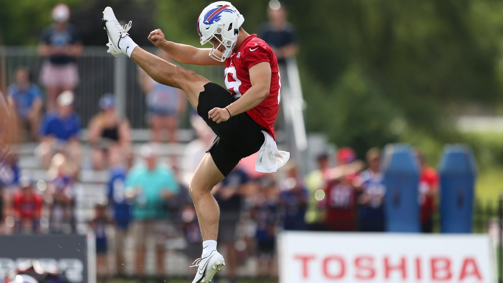 
                <strong>Gewinner: Matt Araiza (Buffalo Bills)</strong><br>
                Der Punter Matt Araiza hat direkt unter Beweis gestellt, warum die Buffalo Bills ihn in der 6. Runde des NFL Draft 2022 gepickt haben. Im Spiel gegen die Indianapolis Colts puntete er den Ball kurz vor der eigenen Endzone stehend über unfassbare 82 Yards. Das Ei landete aber schlussendlich in der Endzone, sodass es einen Touchback gab.
              