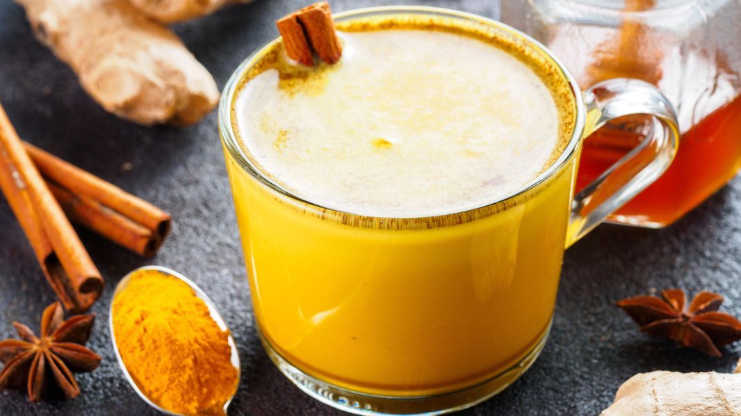 Die goldene Milch beruht auf einem alten, ayurvedischen Rezept welches zur Heilung, Immunstärkung sowie zur Steigerung des allgemeinen Wohlbefindens eingesetzt wird.