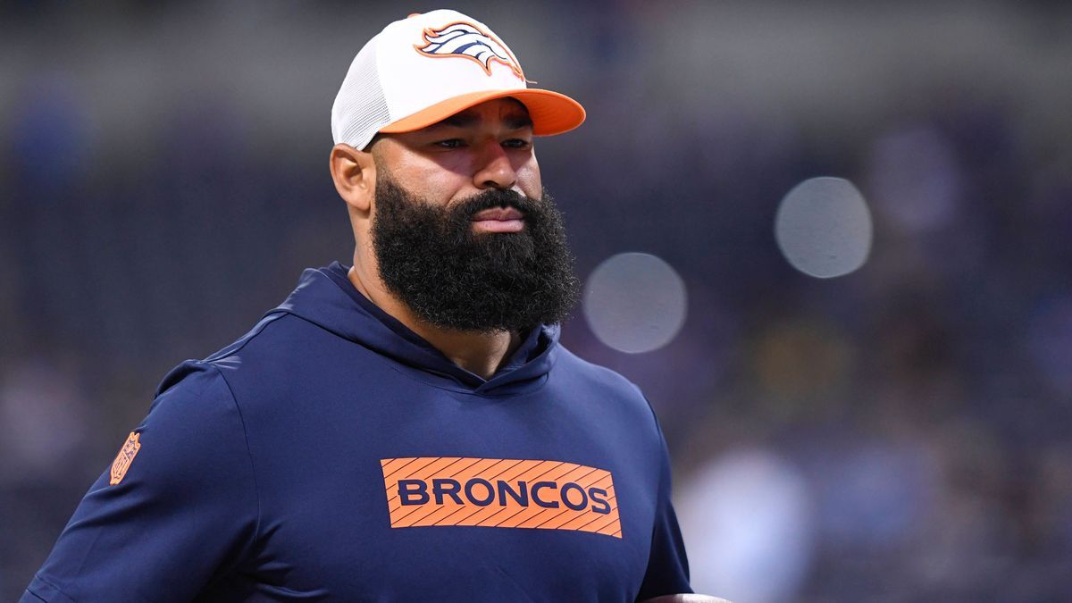 INDIANAPOLIS, IN - AUGUST 11: Denver Broncos Outside Linebackers Coach Michael Wilhoite works with players before the NFL, American Football Herren, USA Preseason game between the Denver Broncos an...