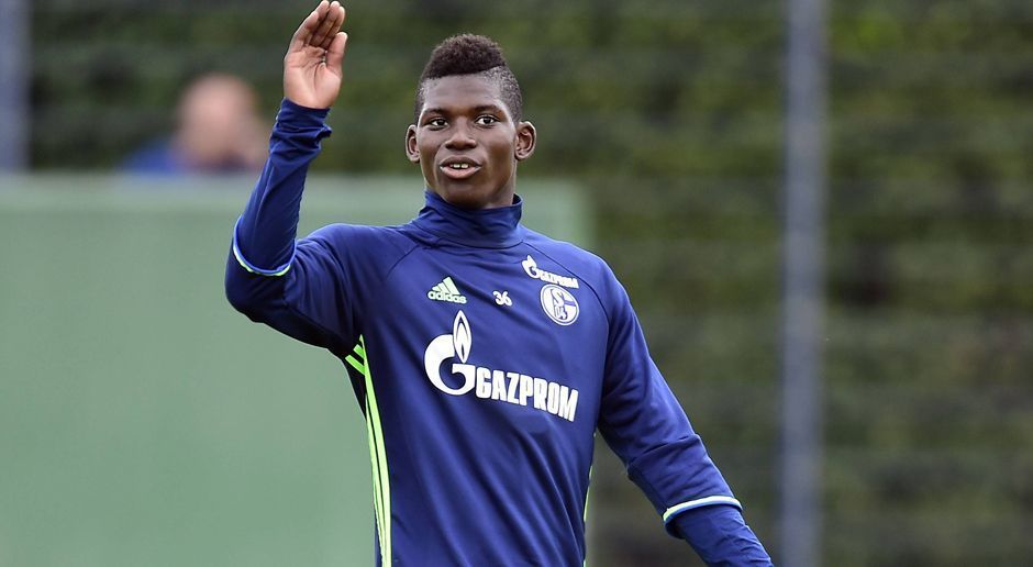 
                <strong>FC Schalke 04</strong><br>
                FC Schalke 04: Breel Embolo grüßt den Fotografen. Der Neuzugang des FC Schalke 04 ist schon seit einiger Zeit im Training der Königsblauen...
              