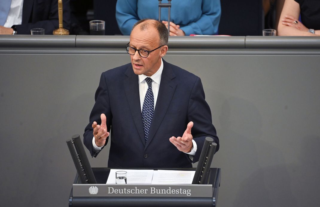 Bundeskanzler Friedrich Merz (CDU) spricht bei seiner Regierungserklärung im Plenum des Bundestags.