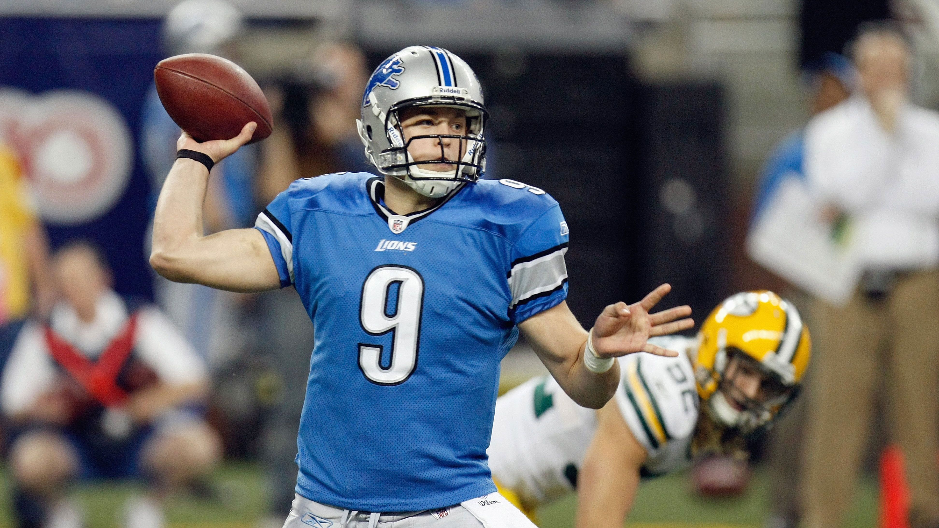 
                <strong>Matthew Stafford (2009)</strong><br>
                Viel bitterer als der Auftakt von Matthew Stafford kann ein NFL-Debüt wohl nicht laufen. Gegen die New Orleans Saints brachte der damalige Lions-Quarterback nur 43 Prozent seiner Pässe an. Drei Interceptions und eine deutliche Niederlage waren die logische Folge. Erst im zweiten Spiel gegen die Vikings brachte er dann seinen ersten Passing-Touchdown auf die Anzeigetafel, warf aber erneut zwei Interceptions und verlor auch dieses Spiel. Seinen ersten Sieg holte Stafford im dritten Saisonspiel gegen Washington.Yards gesamt: 357, Touchdowns: 1, Interceptions: 5, Bilanz: 2 Niederlagen
              