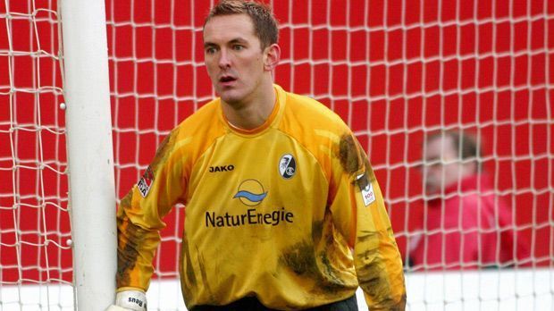 
                <strong>Timo Reus</strong><br>
                Tor - Timo Reus: Der Keeper war Anfang des Jahrtausends ein vielversprechendes Talent beim SC Freiburg, konnte sich dort aber schlussendlich nie wirklich durchsetzen. 2005 wechselte er nach Ahlen und damit gibt es sogar einen Schnittpunkt mit dem berühmten Marco Reus. Der heutige BVB-Star spielte damals in der U17 der Ahlener. Heute trainiert der 41-jährige Timo Reus die Torhüter des Drittligisten VfR Aalen.
              