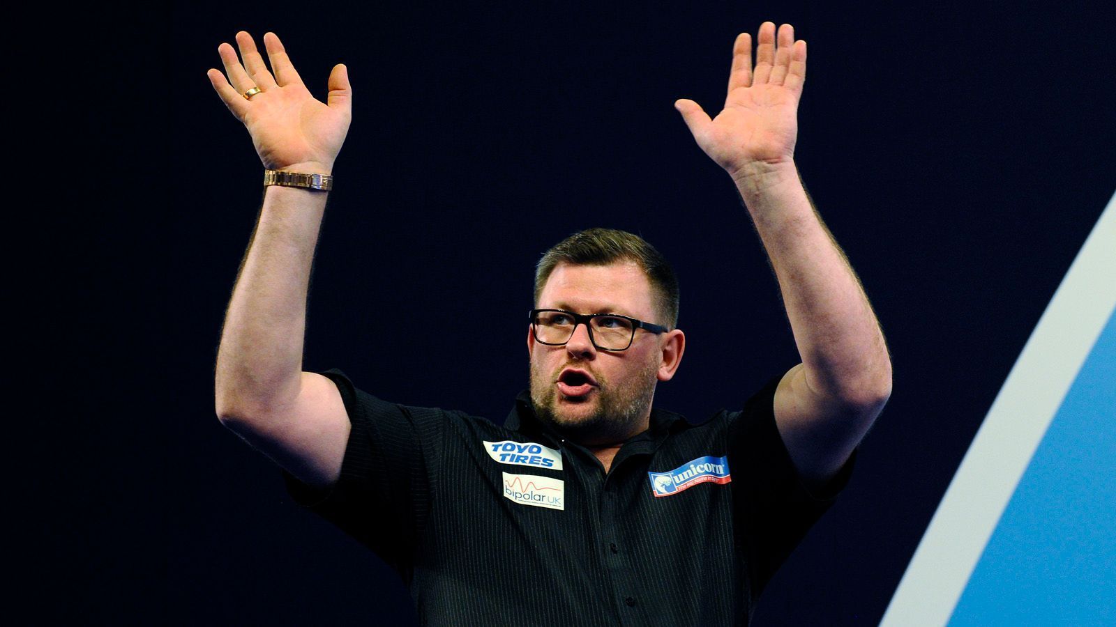 
                <strong>James Wade (England) </strong><br>
                Spitzname: The MachineProfi seit: 2004Weltrangliste Platz: 8Einlaufmusik: "The Boys Are Back In Town" von Thin LizzyErfolge: Pro Tour: 20x Sieger (3x 2007, 3x 2008, 3x 2009, 2x 2010, 2x 2011, 1x 2014, 2x 2015, 4x 2019)
              