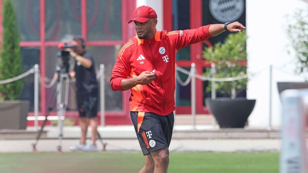 Trainer Vincent Kompany, Gestik, gestikuliert, Portraet, Portrait, Wappen, Kabine, Mannschaftskabine, Fussball FC Bayern Muenchen Training 20.07.2024 FOTO: Mladen Lackovic LakoPress *** Coach Vince...