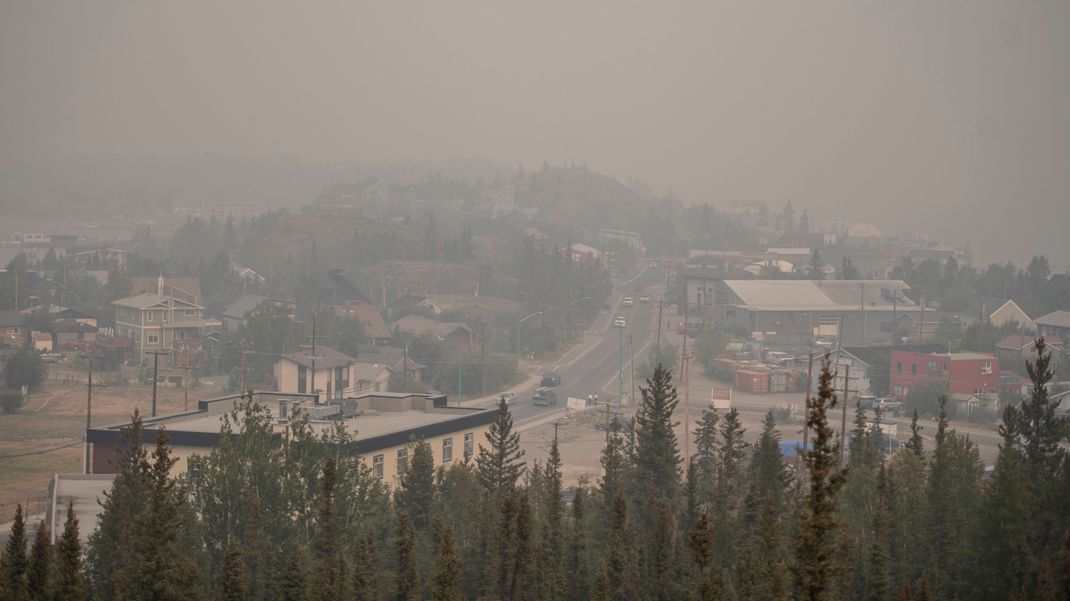 Die Stadt Yellowknife versinkt in Rauchschwaden.