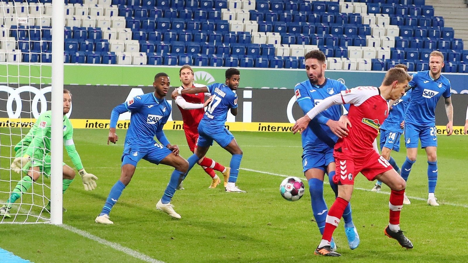 
                <strong>Sebastian Hoeneß in Hoffenheim mächtig unter Druck</strong><br>
                Grund ist die anhaltende Erfolglosigkeit im Kraichgau. Im Pokal schied das Team kurz vor Weihnachten im Elfmeterschießen gegen Zweitligist Fürth aus, in der Liga setzte es zu Rückrundenbeginn eine 1:3-Pleite gegen Freiburg. Aktuell steht Tabellenplatz 13 zu Buche – deutlich zu wenig für die Ansprüche in Hoffenheim.
              