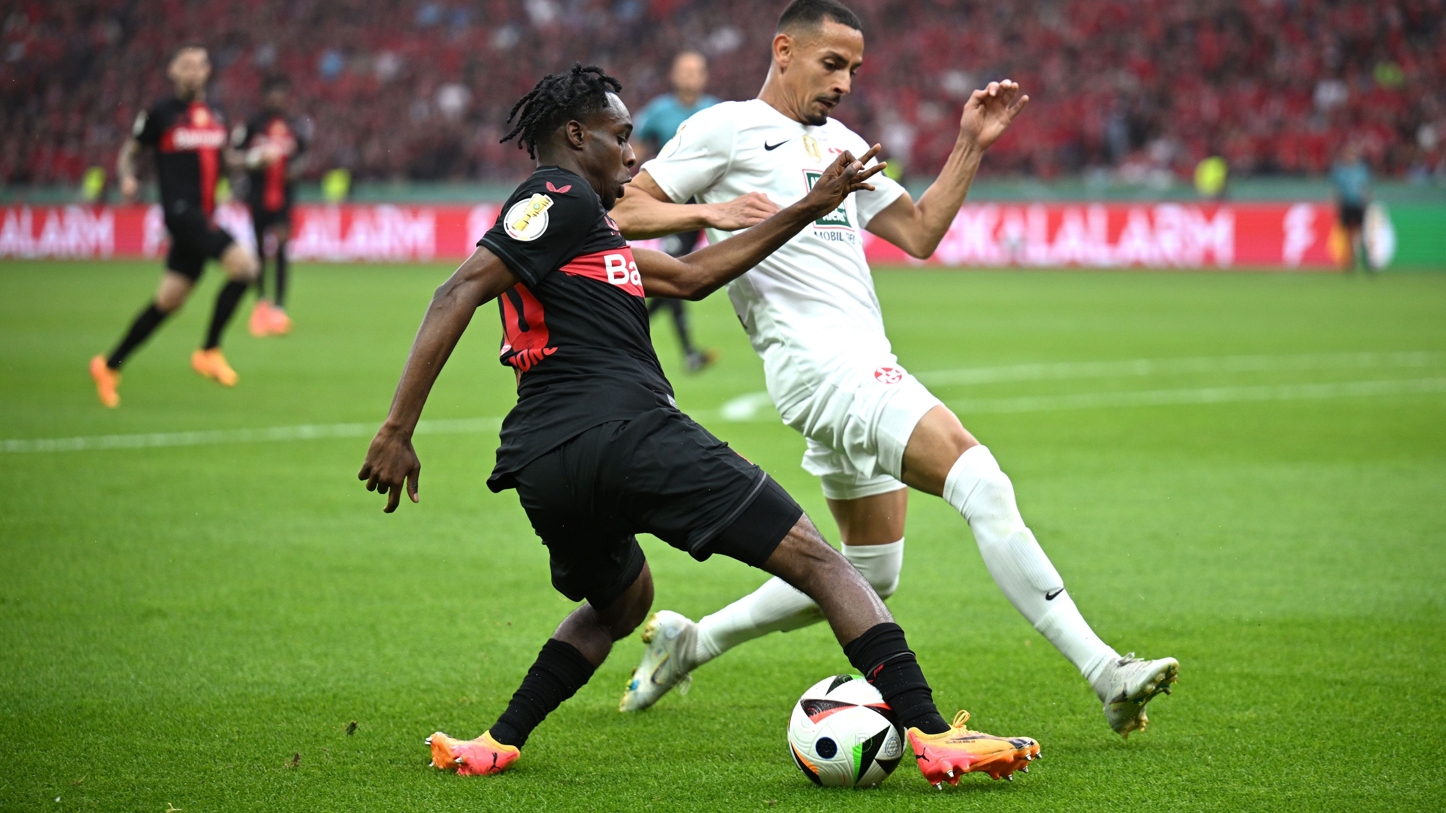 <strong>Jeremie Frimpong (Bayer Leverkusen)</strong><br>Stark in Minute elf, als er zwei Lauterer stehen lässt und den ersten Bayer-Abschluss verzeichnet. Bietet sich oft tief an, sorgte für viel Betrieb und mit guter Defensivarbeit. Hätte in Minute 75 treffen können, wenn er sich den Abschluss aus spitzem Winkel genommen hätte. In der Schlussphase zweimal unglücklich in aussichtsreicher Position. <strong><em>ran</em></strong>-Note: 3