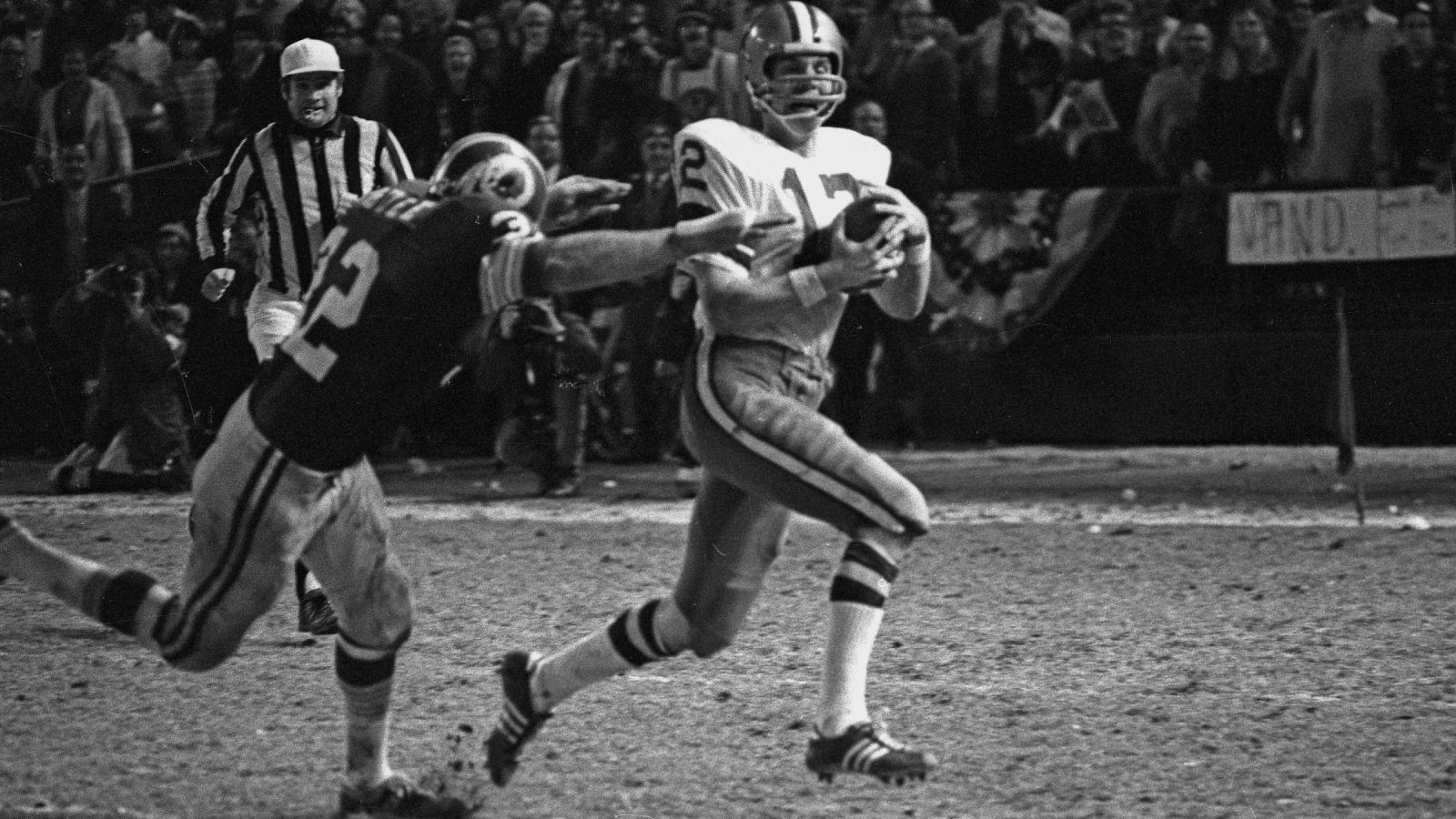 
                <strong>1970er: Die Roger-Staubach-Ära - Cowboys-Dynastie mit zwei Super Bowls</strong><br>
                1970 fand das erste Playoff-Spiel zwischen beiden Teams statt. In einem umkämpften NFC Championship Game gewannen die Cowboys auswärts mit 17:10, verloren aber Super Bowl V unter Head Coach Tom Landry gegen die Baltimore Colts. Jener Tom Landry prägte mit seinem neuen Starting Quarterback Roger Staubach daraufhin eine Ära. 1971 kam es wieder zum NFC Title Game zwischen Cowboys und 49ers, wieder behielten die Cowboys die Oberhand (14:3). Den anschließenden Super Bowl gewannen die Cowboys gegen die Miami Dolphins. Von sieben Aufeinandertreffen gewannen die Cowboys in den 70er sechs, 1977 gab es einen weiteren Sieg im Super Bowl, ehe Roger Staubach am Ende der Saison 1979 seine Karriere beendete.
              