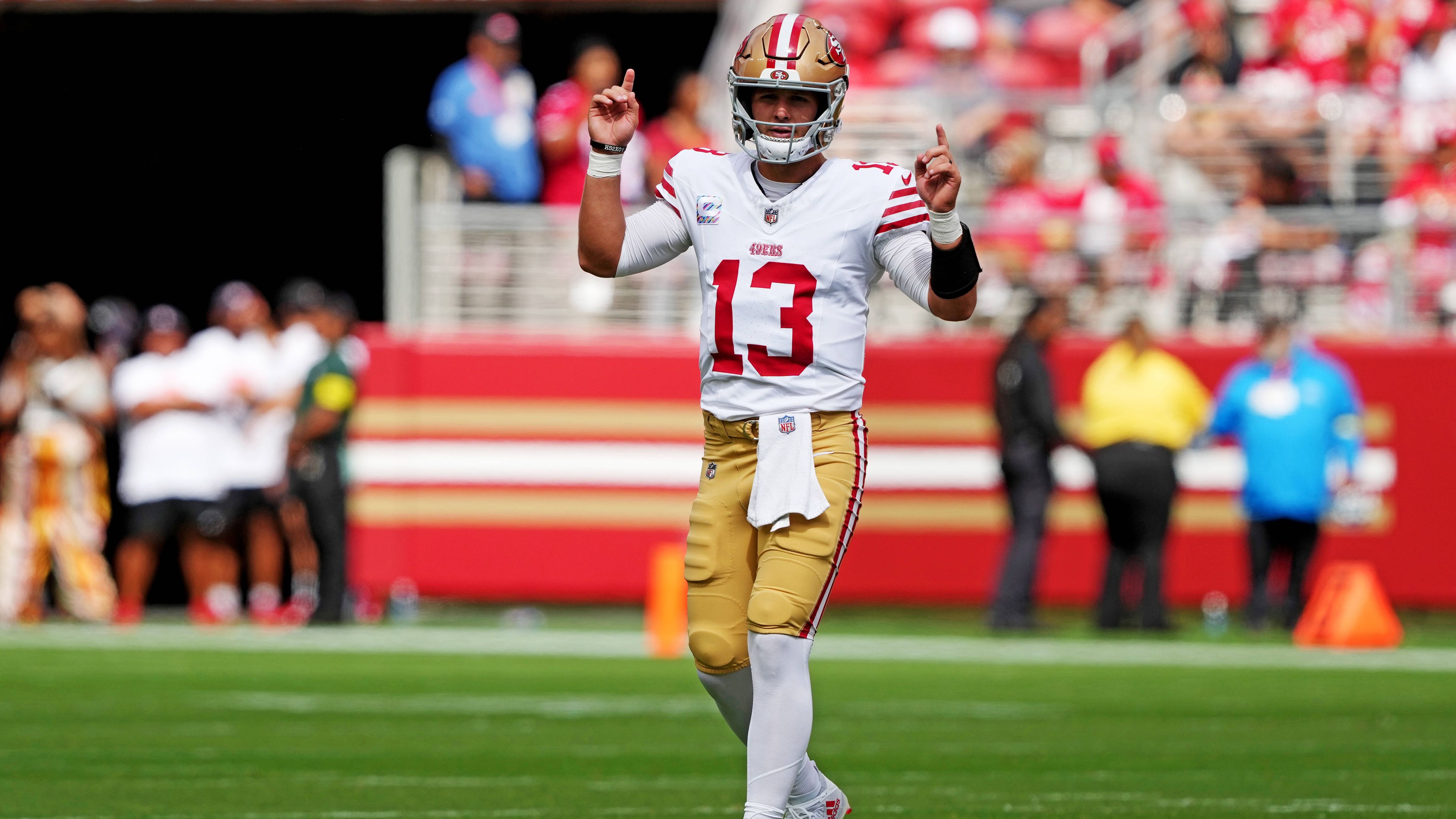 <strong>Platz 13: Brock Purdy (San Francisco 49ers)</strong><br>Brock Purdy hatte es mit den Panthers und zuletzt den Browns kürzlich mit hervorragenden Defenses zu tun - und hatte durchaus seine Probleme. Aber er ist am Ende ein Upgrade zu Mac Jones, für die Top 10 reicht es trotzdem nicht.