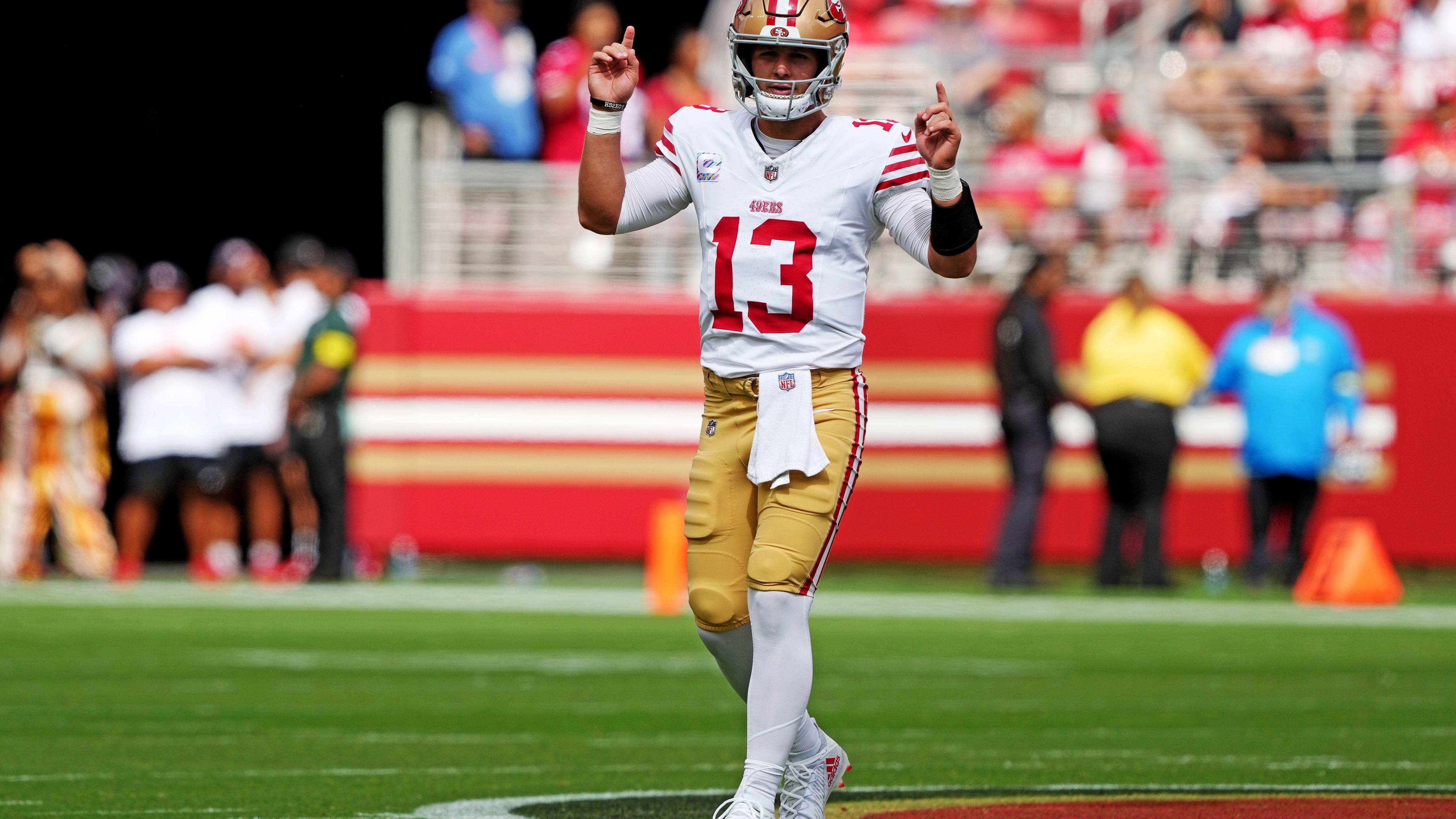 <strong>Platz 16: Brock Purdy (San Francisco 49ers)</strong><br>Auch wenn Mac Jones ihn mehr als ordentlich vertreten hat, sehnen die 49ers das Comeback von Brock Purdy herbei. Nun ist es also so weit. Die Zehenverletzung ist auskuriert, erstmals seit Week 4 soll der einstige "Mr. Irrelevant" die Offense der Kalifornier wieder anführen. Seine Bilanz von vier Touchdown-Pässen bei vier Interceptions ist auf jeden Fall ausbaufähig.