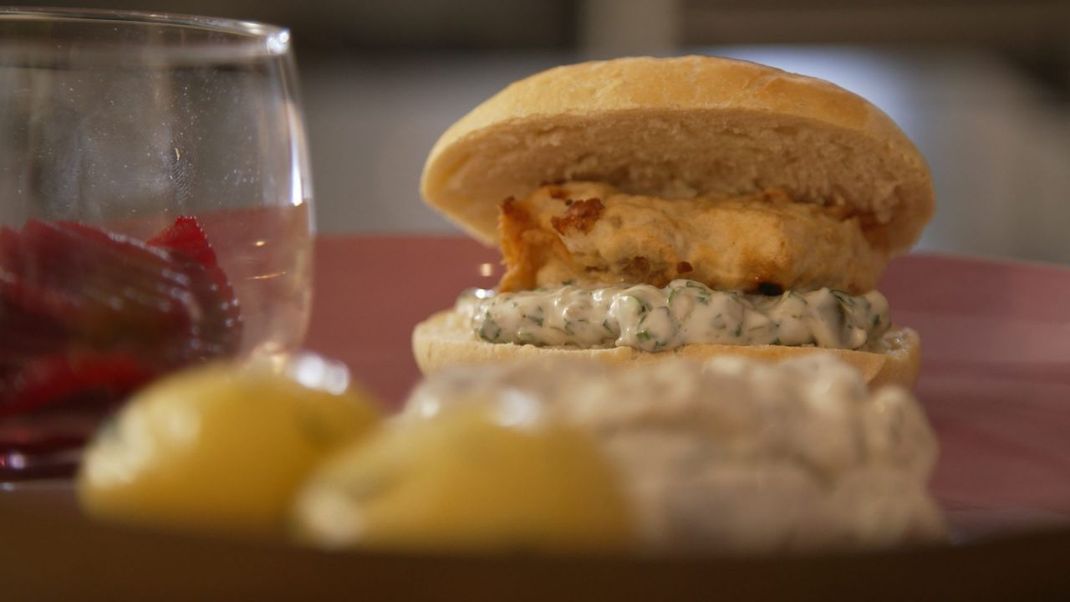 Der Klassiker Backfisch (rechts im Bild)  - dieses Mal ganz ohne Fisch. Mit unserem Rezept kannst du das Fisch-Gericht ganz einfach zu Hause nachkochen. Die passende Struktur kommt von den Bananenblüten, die Nori-Alge verleiht der Speise den Fisch-Geschmack.