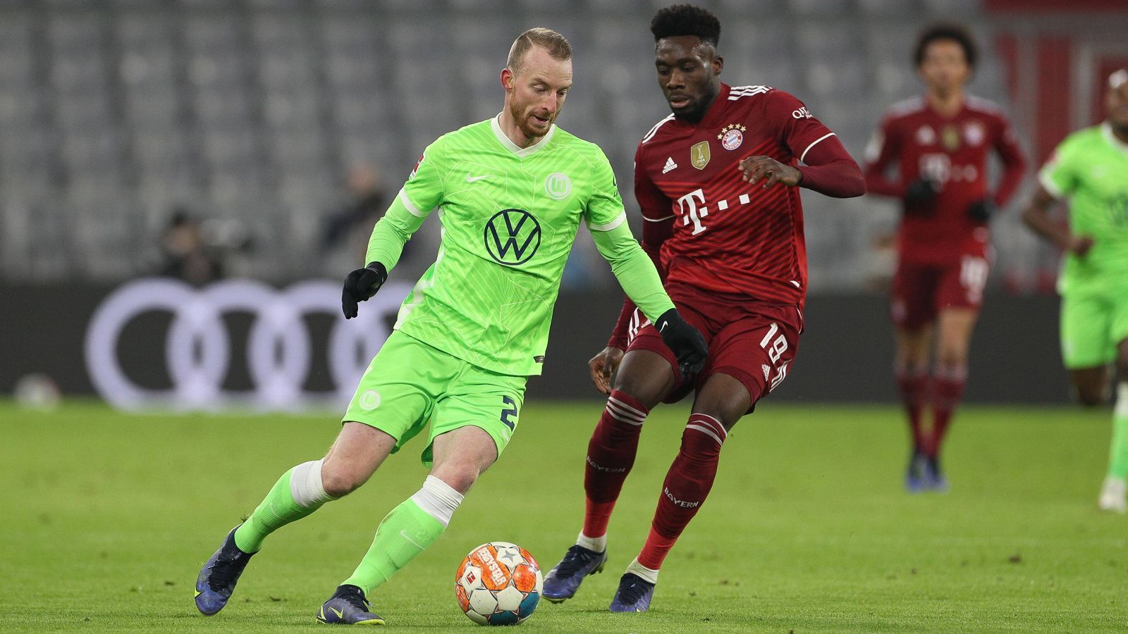 
                <strong>Alphonso Davies</strong><br>
                Wirkt in manchen Szenen in Halbzeit eins ein wenig unkonzentriert. Ridle Baku macht ihm da das Leben relativ schwer. Macht im zweiten Abschnitt mehr Dampf und beweist immer wieder Slalom-Fähigkeiten. Die magischen Momente fehlen heute aber. ran-Note: 3
              