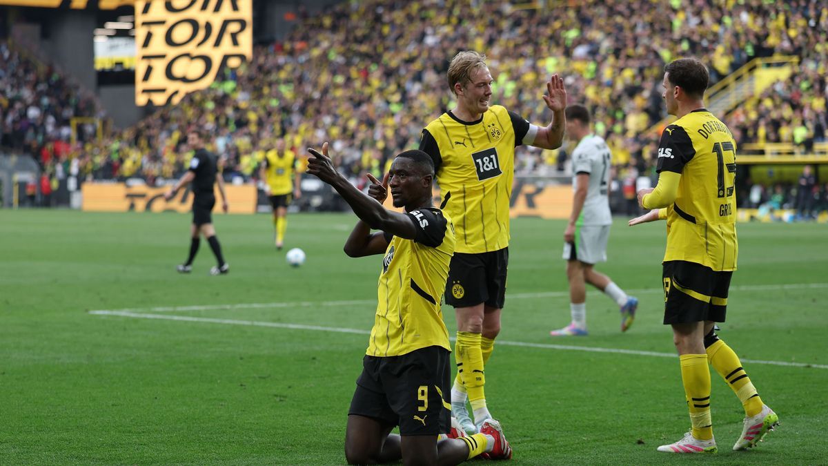 Borussia Dortmund v VfL Wolfsburg - Bundesliga