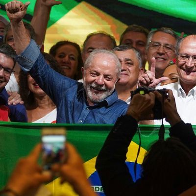 Ex-Präsident Lula hat die Präsidentschaftswahl in Brasilien hauchdünn gewonnen. 