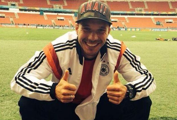 
                <strong>Bankdrücker Podolski</strong><br>
                Nur noch wenige Stunden bis zum Achtelfinale Deutschland gegen Algerien. Lukas Podolski grüßt aus dem Stadion "Estadio Beira-Rio": "Hallo von Porto Alegre. Dieses Mal werde ich das Team unterstützen - neben dem Platz." Er leidet unter einer Oberschenkelzerrung. 
              