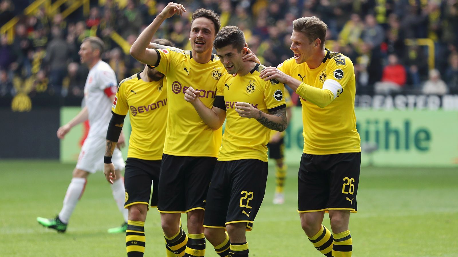 
                <strong>Borussia Dortmund mit historischer Heimtor-Bilanz</strong><br>
                Durch die Treffer von Christian Pulisic (2.v.r.) und Thomas Delaney (2.v.l.) schrieb Borussia Dortmund am 33. Spieltag der Saison 2018/19 gegen Fortuna Düsseldorf Bundesliga-Geschichte. Denn durch die beiden Tore hat der BVB in allen 17 Bundesliga-Heimspielen der Saison immer mindestens zwei Mal getroffen - ein Novum in der Geschichte der Bundesliga. Insgesamt schlugen die Dortmunder Stars im Signal-Iduna-Park 52 Mal zu. (Quelle: Optafranz/twitter)
              