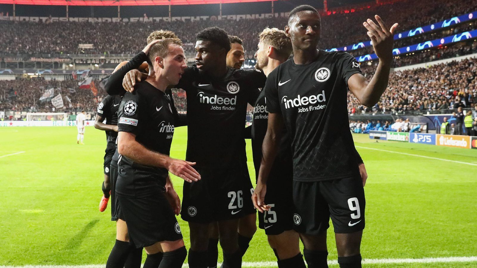 
                <strong>Randal Kolo Muani</strong><br>
                Kommt zur zweiten Halbzeit für Borre. Zeigt in einem undankbaren Spiel, warum ihn die Eintracht unbedingt haben wollte und lässt Neuer beim Frankfurt Ehrentreffer alt aussehen. Ein ständiger Unruheherd. ran-Note: 2
              