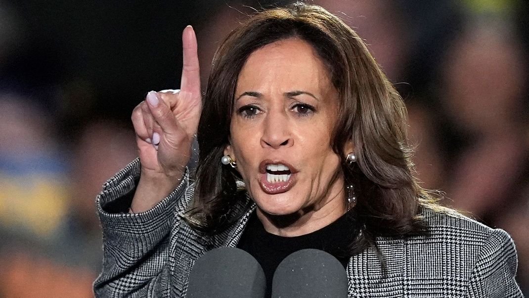 Die demokratische US-Präsidentschaftskandidatin und US-Vizepräsidentin Kamala Harris warnt bei einer Wahlkampfveranstaltung vor Trump. 