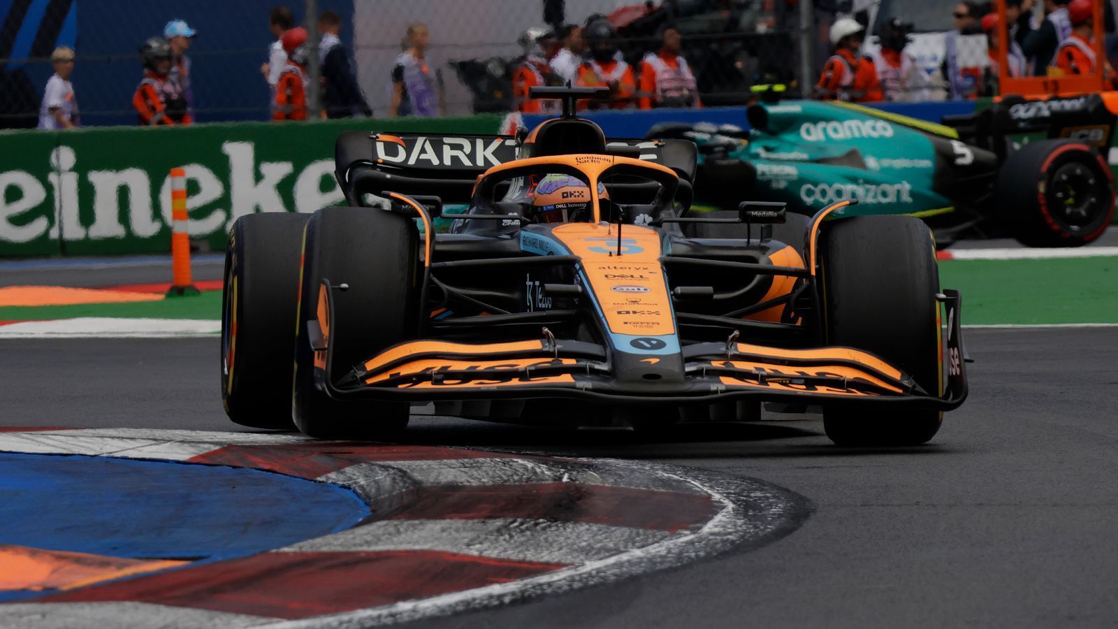 
                <strong>Gewinner: Daniel Ricciardo</strong><br>
                Ein Befreiungsschlag für den Australier. Daniel Ricciardo sammelt mit Platz sieben in Mexiko wichtige Argumente für zukünftige Engagements bei anderen Rennställen. Nach der Vertragsauflösung des 33-Jährigen ist der sympathische Fahrer aus Down Under nämlich immer noch ohne Cockpit für die neue Saison. Zwar rammte er im Rennen Yuki Tsunoda aus dem Weg und kassierte dafür eine Zehn-Sekunden-Strafe, umso bemerkenswerter war jedoch, wie er damit umging. Der Australier ließ sich nicht beirren und fuhr letztlich sogar mehr als zehn Sekunden auf seinen ärgsten Verfolger Esteban Ocon heraus, sodass er seinen siebten Platz behalten durfte und wichtige Zähler im Kampf gegen Alpine sammelte. Ein würdiger Fahrer des Tages.
              