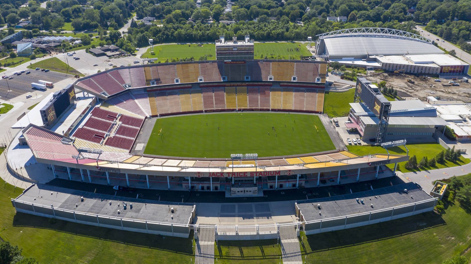 
                <strong>Jack Trice</strong><br>
                1975 wurde das Stadion der Cyclones auf den Namen "Jack Trice Stadium" getauft. Trice war Iowa States erster afro-amerikanischer Spieler und auch der erste Spieler der Programm-Geschichte, der infolge eines athletischen Wettbewerbs starb. Am 6. Oktober 1923 spielten Trice und seine Teamkameraden gegen die University of Minnesota in Minneapolis. Während des zweiten Spielzugs der Partie brach sich Trice das Schlüsselbein, bestand aber darauf, dass alles okay sei und er weiterspielen könne. Während eines Tackle-Versuchs im dritten Viertel landeten erneut drei Spieler auf Trice, was sein Team dazu veranlasste, ihn endgültig aus dem Spielgeschehen zu nehmen und in ein nahegelegenes Krankenhaus zu bringen. Dort erklärten die Ärzte ihn für fit genug, um weiterzureisen. Zwei Tage später erlag der junge Mann inneren Blutungen, ganz besonders seine Lunge hatte enormen Schaden genommen. Viele seiner Teamkameraden behaupteten damals, Trice sei gerade wegen seiner Hautfarbe in den ersten beiden Vierteln ganz besonders hart angegangen worden. Bis heute ist das "Jack Trice Stadium" das einzige in der ersten Division vom College Football, das nach einem Afro-Amerikaner benannt ist.
              