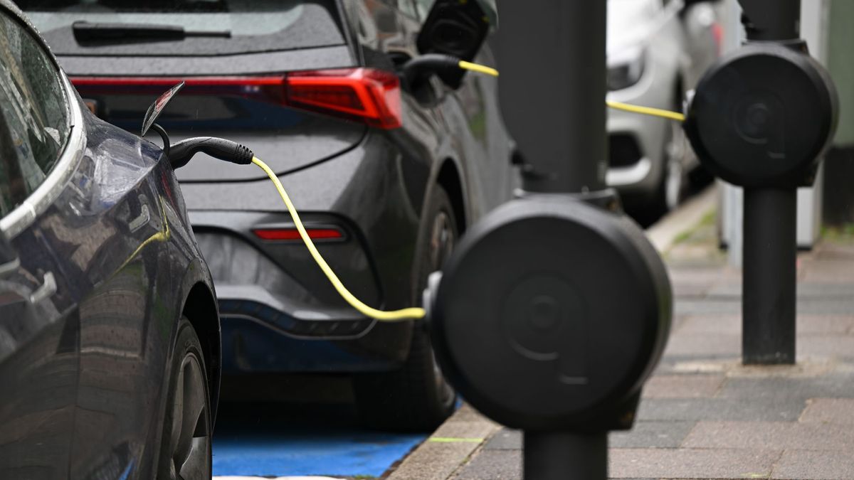Elektroautos an E-Ladesäulen