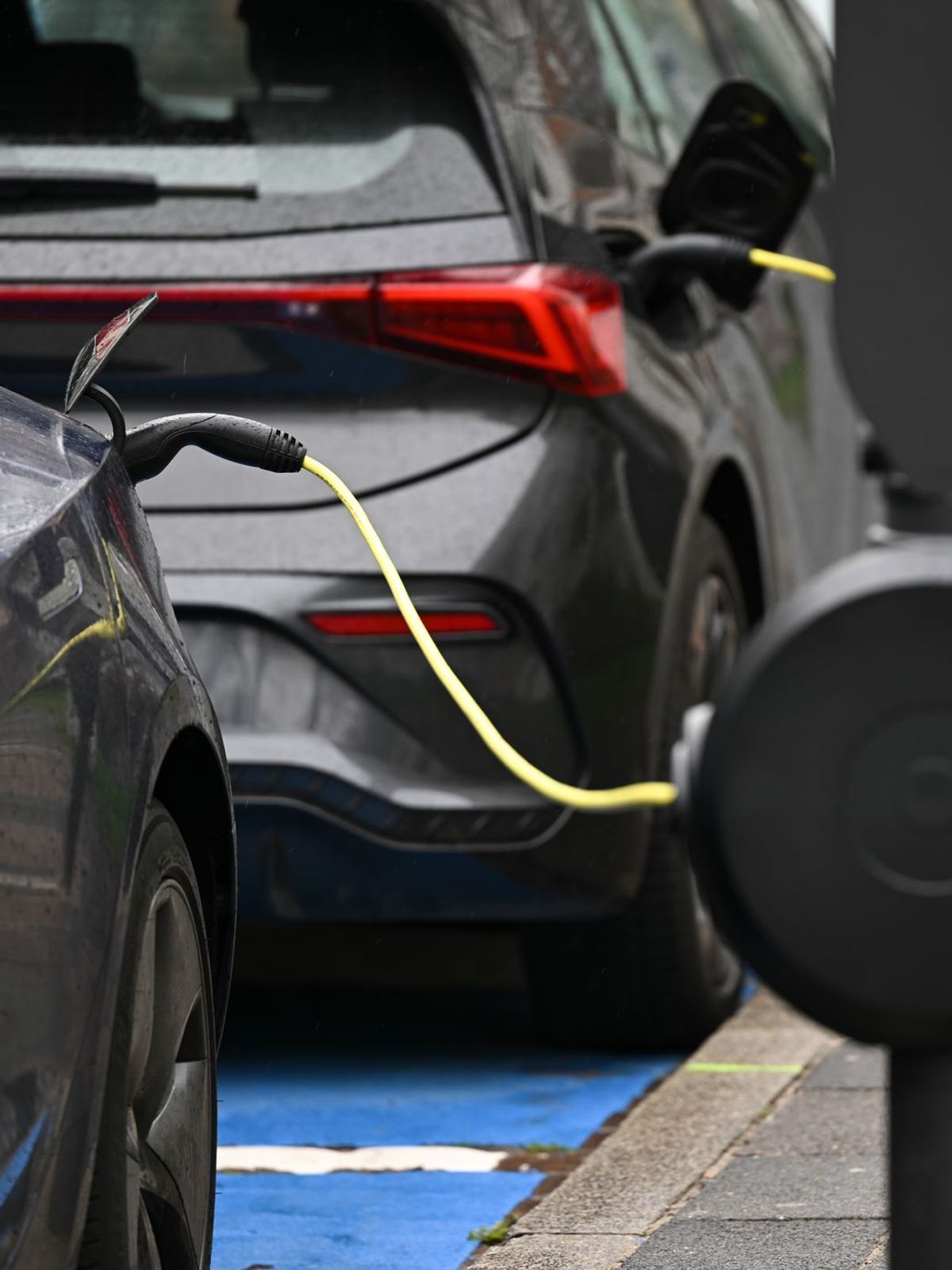 Elektroautos an E-Ladesäulen