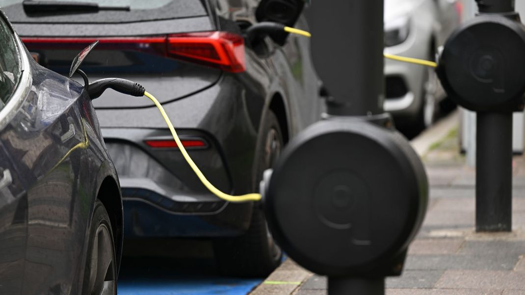Menschen ohne E-Auto schätzen deren Nachteile als gravierender ein. Doch Eigentümer:innen der elektrischen Fahrzeuge sind zufrieden. (Symbolbild)