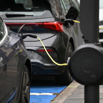 Elektroautos an E-Ladesäulen