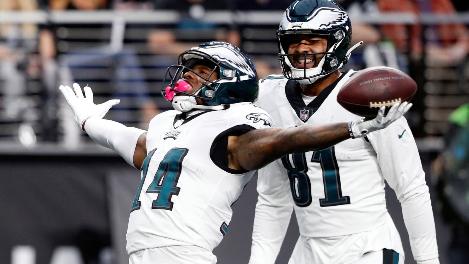 
                <strong>Philadelphia Eagles (NFC East): Kenneth Gainwell</strong><br>
                Das Prunkstück der Philadelphia Eagles ist das Laufspiel, davon ein Teil ist auch Kenneth Gainwell (l.). Mit 291 Yards und fünf Touchdowns war sein Anteil vergleichsweise zwar eher klein, jedoch ist gerade bei Running Backs der Leistungssprung von Jahr eins zu Jahr zwei oft ein großer. Im Moment ist zwar Miles Sanders noch gesetzt, jedoch ist Gainwell in der Rotation und wird die Snaps nutzen müssen, die er kriegt.
              