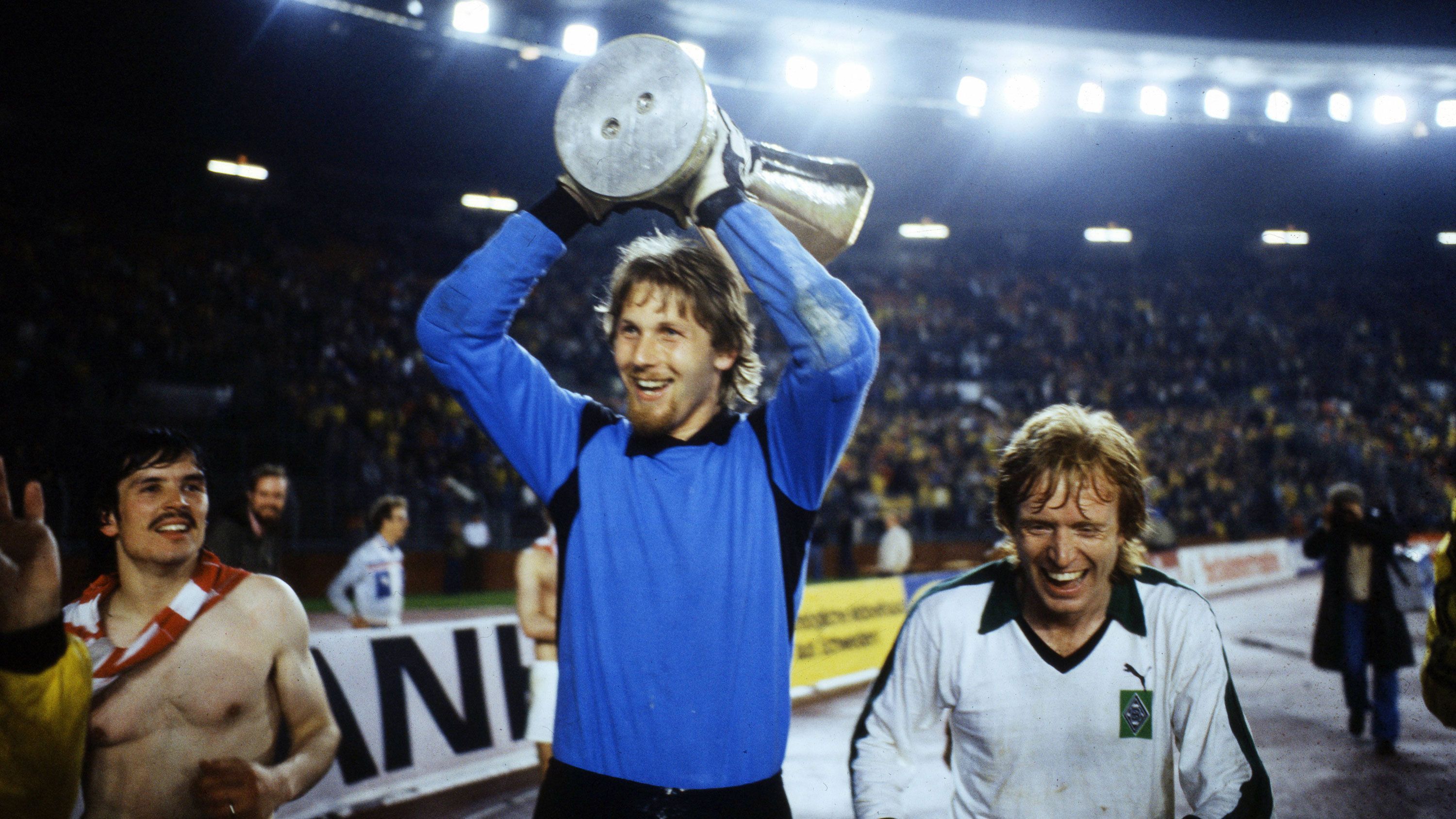 
                <strong>Saison 1978/79</strong><br>
                Erstmals gingen 1978/79 drei der vier Halbfinal-Tickets an deutsche Vereine. Während der MSV Duisburg gegen Mönchengladbach die Segel streichen musste, unterlag Hertha BSC im zweiten Halbfinale dem Team von Roter Stern Belgrad. Nach einem 1:1 im Final-Hinspiel sicherte Angreifer Allan Simonsen der Borussia mit seinem 1:0-Siegtreffer schließlich den zweiten Titel im UEFA-Cup innerhalb von fünf Jahren.
              