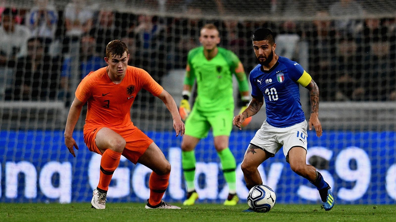 
                <strong>Niederlande - Jan van Breda Kolff (17 Jahre, zwei Monate und 15 Tage)</strong><br>
                Auch bei den Niederlanden liegt das Debüt des jüngsten Nationalspieler weit zurück. Mittelfeldspieler Jan van Breda Kolff stand 1911 mit 17 Jahren, zwei Monaten und 15 Tagen zum ersten Mal auf dem Platz. Damit war der Bronzemedaillengewinner der olympischen Spiele 1912 fünf Monate älter als Matthijs de Ligt (links). De Ligt gab 2017 sein Debüt für die Nationalmannschaft und steht somit auf Platz vier der jüngsten Debütanten.
              