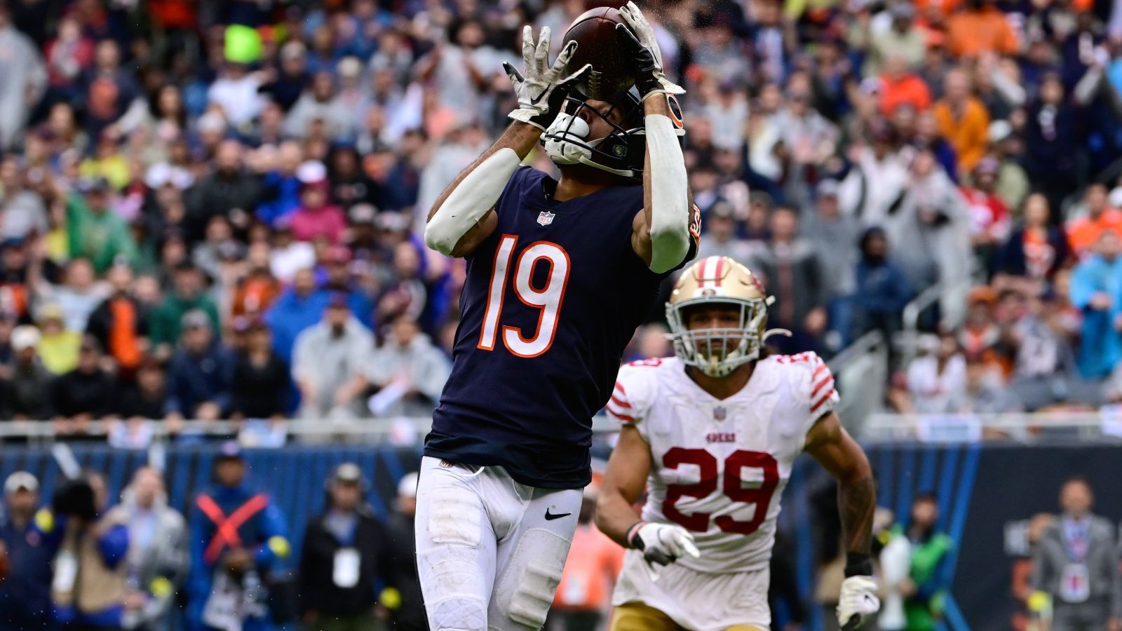 
                <strong>Equanimeous St. Brown (Chicago Bears)</strong><br>
                Nur wenige Minuten nach Amon-Ras Touchdown in Detroit brachte sich auch sein Bruder Equanimeous St. Brown aufs Scoreboard. Beim 19:10-Erfolg in einer Regenschlacht gegen die San Francisco 49ers besorgte er den zweiten Touchdown für die Bears, der zur Führung reichte. Der 18-Yard-Catch war zwar sein Einziger an diesem Tag, jedoch brachte Quarterback Justin Fields ohnehin nur acht Pässe bei widrigen Bedingungen an den Mann. Insgesamt suchte er EQ drei Mal, der bei 74 Prozent der Offensive Snaps (insgesamt 44) auf dem Rasen stand.
              