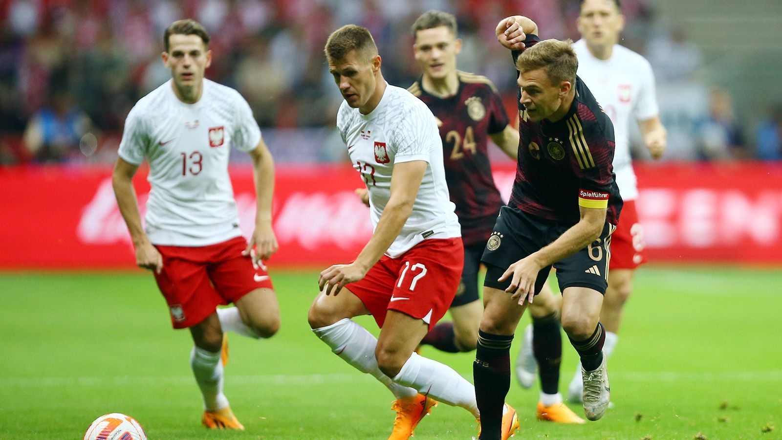 
                <strong>Deutschland verliert 0:1 gegen Polen: Die Noten</strong><br>
                Das Freundschaftsspiel in Polen wurde nicht zum erhofften Turnaround, geschweige denn zu einem Spiel, das EM-Euphorie entfachten kann. Hansi Flicks Mannschaft spielte sichtlich bemüht, leistete sich aber zu viele individuelle Fehler und stand zudem vor allem im ersten Durchgang sehr hoch, was die Polen immer wieder ausnutzten. Zwei Spieler konnten Werbung für sich machen, zwei fielen ab. Die ran-Noten für die Nationalspieler.
              