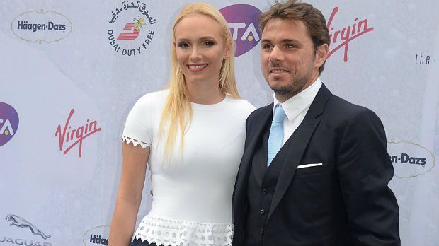 
                <strong>Vekic bringt ihren Freund mit</strong><br>
                Gemeinsam mit ihrer besseren Hälfte schlägt Donna Vekic auf. Schon praktisch, wenn der Partner auch Tennis spielt - und dann noch so erfolgreich wie Stan Wawrinka. Die bösen Fremdgeh-Gerüchte, die Nick Kyrgios vor knapp einem Jahr über die Blondine herausposaunte, scheinen längst vergessen.
              