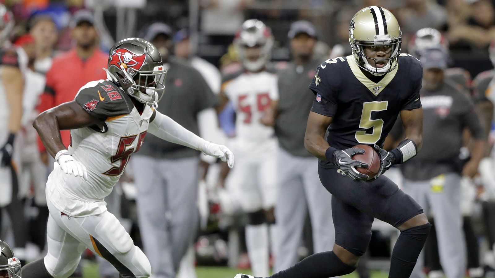
                <strong>Tampa Bay Buccaneers</strong><br>
                Bei den Tampa Bay Buccaneers steht und fällt alles mit der Entscheidung, ob Jameis Winston einen neuen Vertrag bekommt. Sollte Tampa sich gegen ihren risikofreudigen First-Overall-Pick aus 2015 entscheiden, könnte Bridgewater bei den Bucs zum Thema werden. Sicherlich schielt General Manager Jason Licht wohl erst Richtung Foxborough, doch sollte Brady sich auch gegen die Bucs entscheiden, bleiben als Free Agents nur Philip Rivers und eben Bridgewater als realistischer Ersatz für Winston. Licht wird mit hoher Wahrscheinlichkeit auch im Draft früh einen Quarterback verpflichten, nichtsdestotrotz führt an einem Signal-Caller aus der Free Agency kein Weg vorbei. Für Bridgewater wären, ähnlich wie bei den Colts, die Umstände in Tampa Bay nahezu ideal. Mit Mike Evans und Chris Godwin haben die Bucs das aktuell wohl gefährlichste Reicever-Duo der NFL im Kader. Außerdem gilt Head Coach Bruce Arians als exzellenter Offensiv-Coach.
              