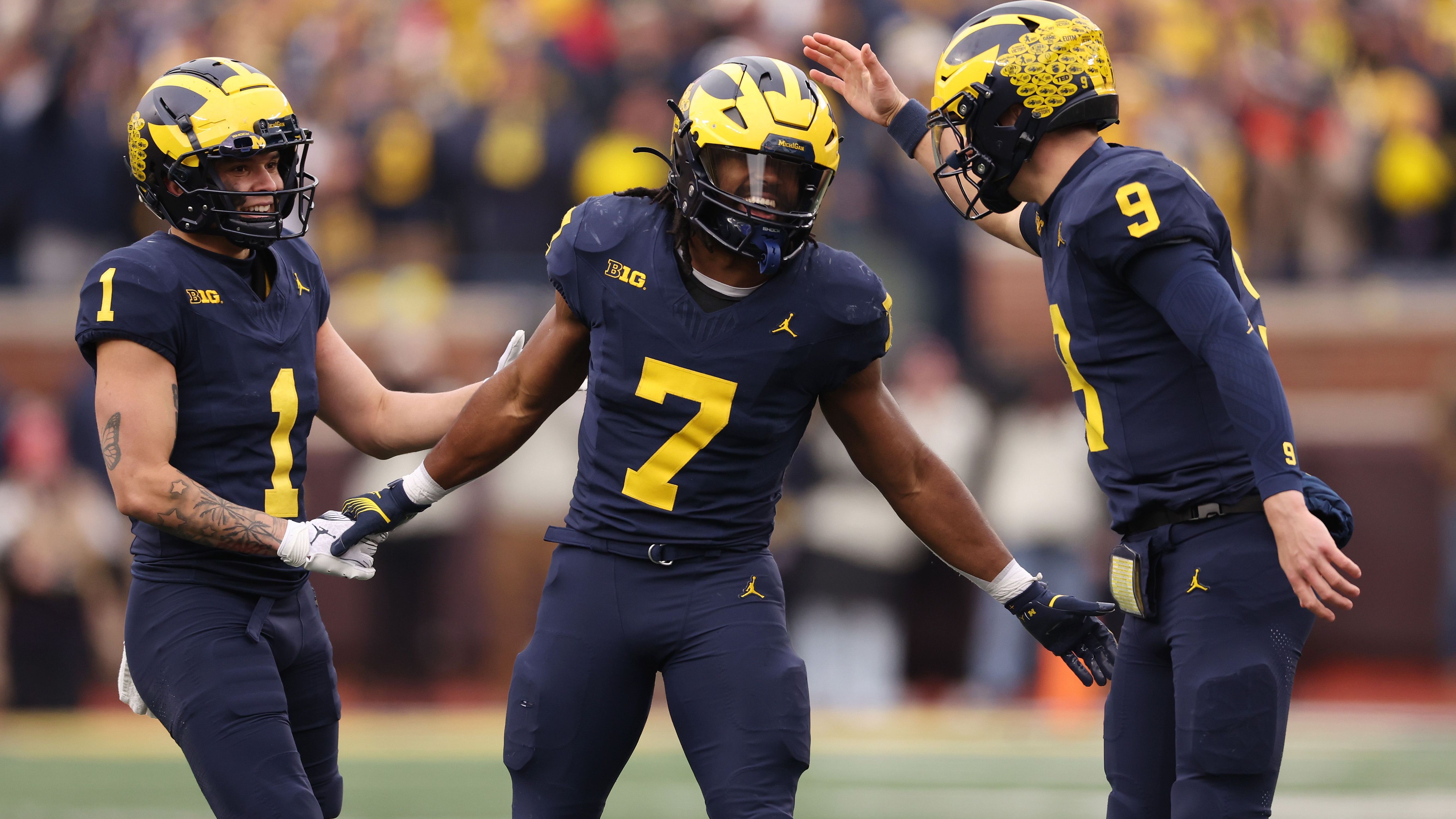 <strong>1. Michigan Wolverines</strong><br>Gegnerische Quarterbacks brachten es bei 97 Laufversuchen auf kolossale 1,24 Yards im Schnitt, für insgesamt einen Rushing Touchdown. Milroe hat zwölf Mal zu Fuß die Endzone erreicht. Stärke-gegen-Stärke ist stets schwierig zu sezieren. Aber Michigan steht hier trotzdem auf der 1, weil eben auch die Offense mit ihren fast 37 Zählern pro Spiel nicht von schlechten Eltern ist.