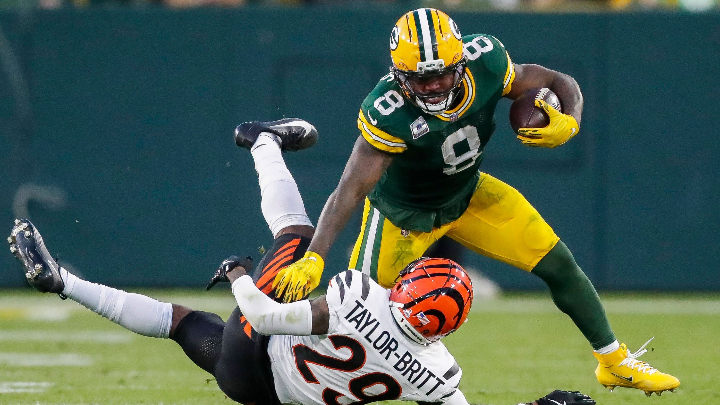 <em><strong>Josh Jacobs (Green Bay Packers)</strong><br>Der Einsatz von Runningback Josh Jacobs für das Spiel am Sonntag gegen die Arizona Cardinals ist noch offen. Er laboriert an einer Erkrankung und einer Wadenverletzung. Laut NFL-Insidern wird erst kurz vor Spielbeginn entschieden, ob Jacobs auflaufen kann. Der Star-Runningback der Green Bay Packers hat bislang die zweitmeisten Rushing Touchdowns der Liga – nur Jonathan Taylor von den Indianapolis Colts liegt vor ihm.</em>
