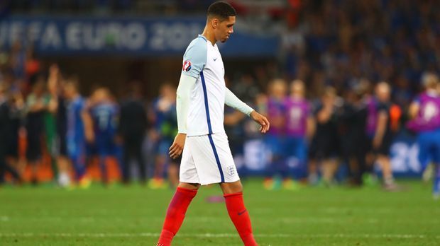 
                <strong>Chris Smalling (England)</strong><br>
                Ähnlich wie Cahill, so könnte auch Manchester Uniteds Innenverteidiger Chris Smalling offenbar die WM nur vor dem Fernseher erleben. Denn der 28-Jährige spielte zuletzt nur noch ganz selten für England und ist für die anstehenden Länderspieler der "Three Lions" gegen die Niederlande und Italien erst gar nicht nominiert worden. Eine Nicht-Berücksichtigung für die Endrunde wäre wohl ein nächster sportlicher Tiefschlag für Smalling, der sich laut der Zeitung "Express" möglicherweise auch auf einer Streichliste von seinem Klub-Coach Jose Mourinho befinden soll. Dabei spielte der 1,94 Meter große Innenverteidiger in der laufenden Saison der Premier League immerhin 22 Mal und dabei nur einmal nicht über die volle Distanz.
              