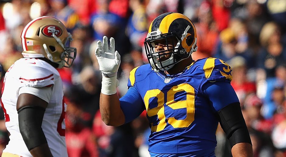 
                <strong>Los Angeles Rams: Aaron Donald</strong><br>
                Über die vergangenen Saisons der Los Angeles Rams gibt es nur wenig Positives zu berichten. Mit einer Ausnahme: Aaron Donald. Die Fans wählen den Defensive Lineman erneut in den Pro Bowl. 2014 erhält er den Defensive Player of the Year Award. Kein Wunder also, dass ihn seine NFL-Kollegen dieses Jahr in der Top-100-Players-Liste mit Platz 15 belohnen.
              