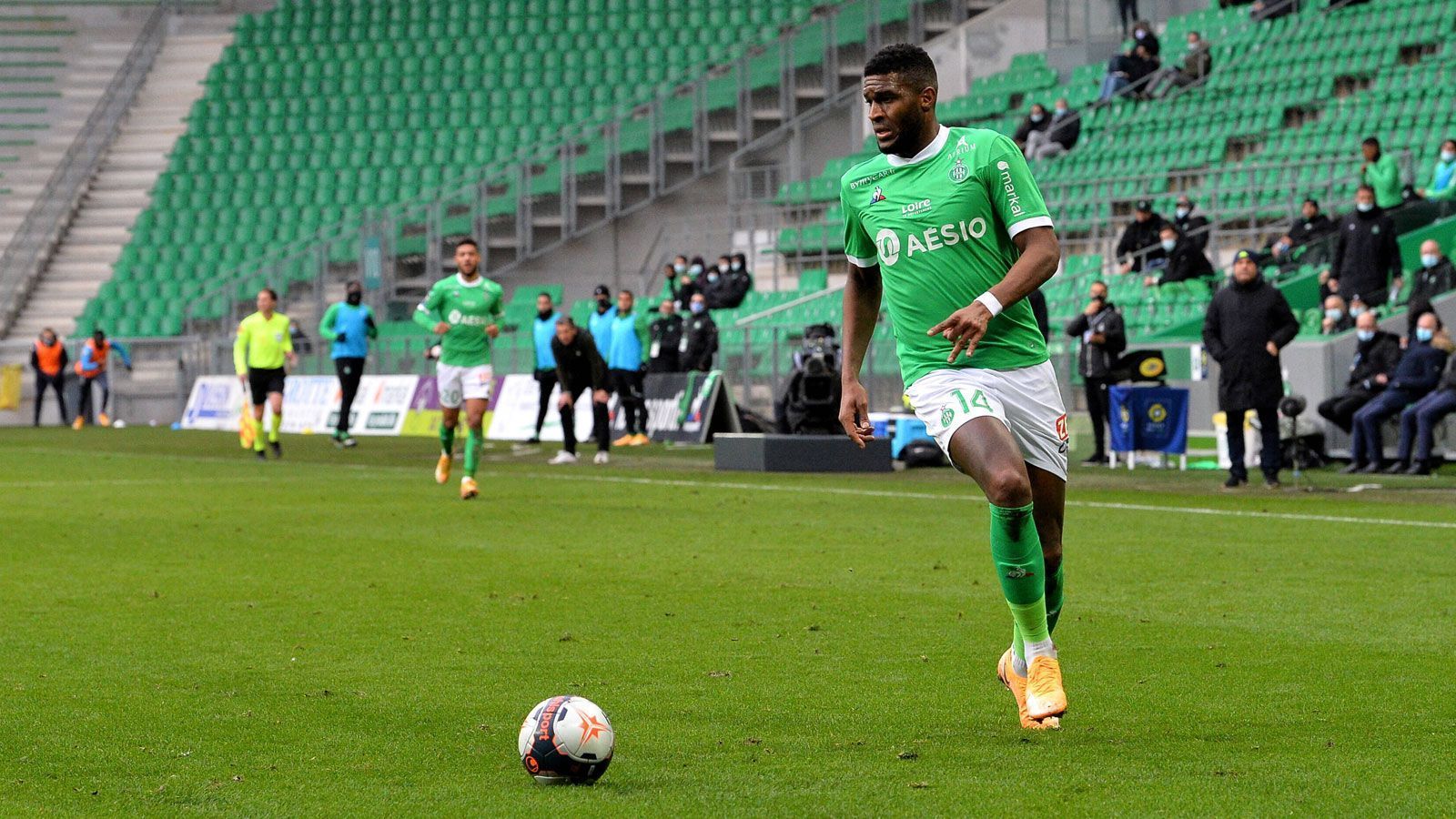 
                <strong>Anthony Modeste (AS Saint-Etienne)</strong><br>
                25 Tore schoss Anthony Modeste in der Saison 2016/17 und den 1. FC Köln damit in die Europa League, seitdem ging es bergab für den Franzosen. 2018 kehrte er aus China zurück in die Domstadt, lief seiner alten Form über zwei Jahre hinterher und wurde im Januar 2021 schließlich nach Frankreich verliehen. Doch die "Luftveränderung als große Chance", wie Geschäftsführer Sport Horst Heldt den Wechsel bezeichnete, nutzte der 32-Jährige nicht - in acht Einsätzen war Modeste an keinem Treffer beteiligt, zuletzt kam der Angreifer nur noch von der Bank.
              