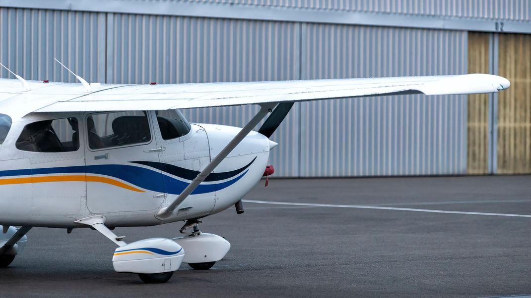 Ein Ultraleichtflugzeug stürzt in der Nähe des Urlaubsortes Pattaya, Thailand, ab.