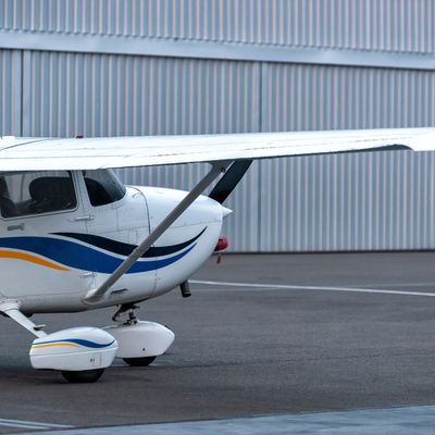 Kleinflugzeug auf einem Flugplatz