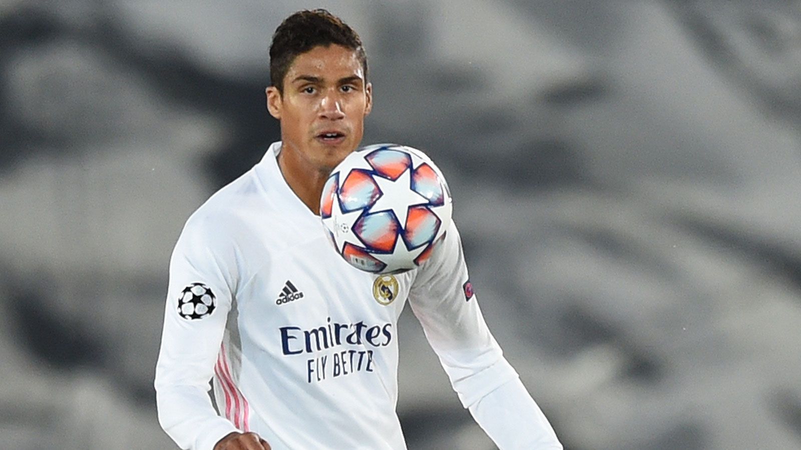 
                <strong>Raphael Varane (Real Madrid)</strong><br>
                Vertrag endet: 2022Als eingespielter Nebenmann von Ramos könnte Raphael Varane bei Real Madrid nach einem Abgang des Kapitäns zum neuen Abwehrchef aufsteigen. Stattdessen aber bahnt sich offenbar ein Deal an, der den Franzosen zu Manchester United bringen würde. Mit dem Weltmeister könnten die "Königlichen" Kohle machen, um auf dem Transfermarkt zuschlagen zu können. In Madrid gilt der Innenverteidiger als nicht unumstritten. Varanes erklärtes Ziel soll dann auch die Premier League sein, aus der auch der FC Liverpool in Stellung gebracht wird. Doch die Zeichen scheinen sich zu verdichten, dass er den Weg nach Old Trafford findet.
              