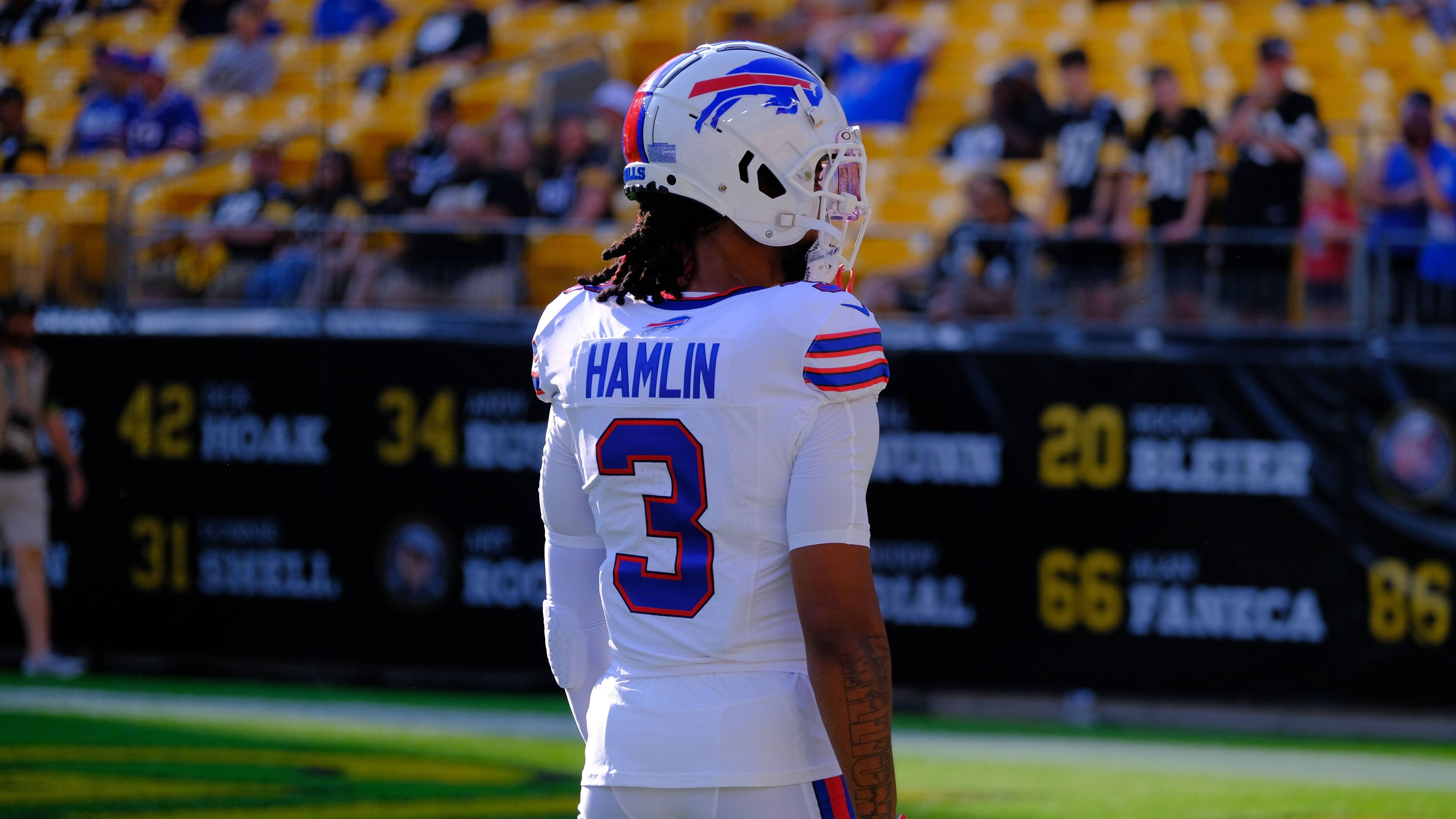 <strong>Gewinner: Damar Hamlin</strong><br>Es ist fraglos eine der schönsten Geschichten dieser Offseason, wenn nicht gar die schönste. Die emotionalste ist es auch, denn Damar Hamlin hat nach einem in der vergangenen Saison erlittenen Herzinfarkt im Preseason-Spiel der Buffalo Bills gegen die Indianapolis Colts sein Comeback gefeiert. Der Safety will in der anstehenden Saison wieder angreifen. Es ist ihm zu wünschen.