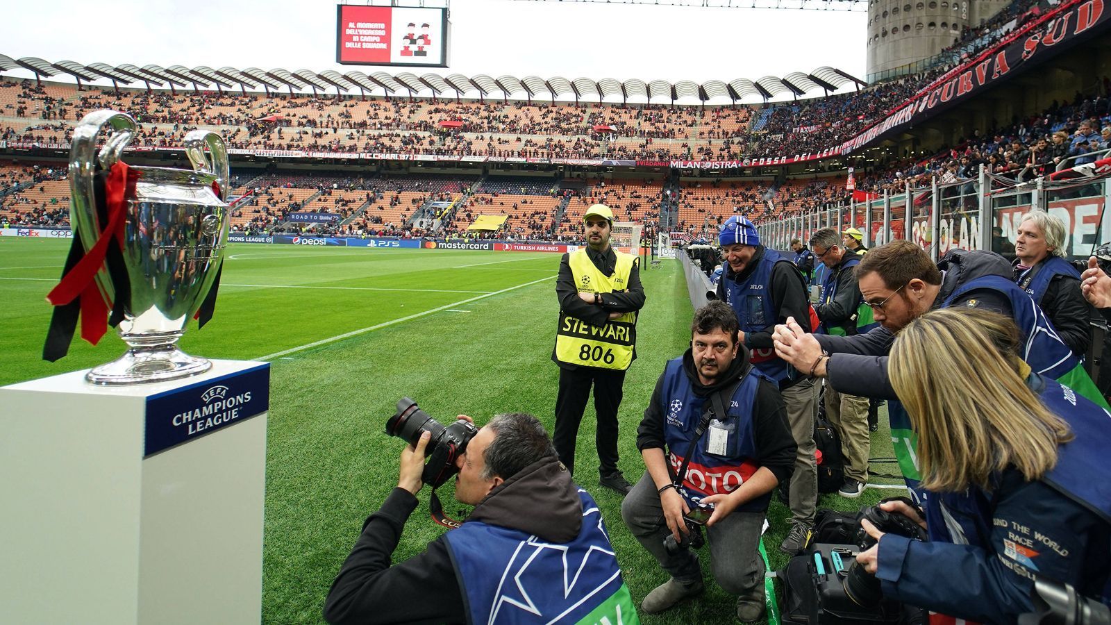 
                <strong>Stadtderby in der Champions League: AC Mailand vs. Inter Mailand</strong><br>
                Auch der legendäre silberne Henkelpott konnte am Nachmittag schon in Mailand bestaunt werden.
              