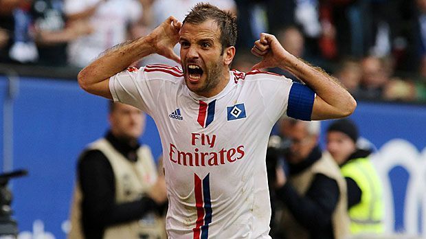
                <strong>Rafael van der Vaart (Hamburger SV)</strong><br>
                Rafael van der Vaart (Hamburger SV): In der Hansestadt wird der Niederländer verehrt, als er 2012 wieder beim HSV andockt. Jeweils zwei Jahre bei Real Madrid und Tottenham Hotspur hat der Linksfuß da hinter sich. In Hamburg träumt nicht nur "vdV" von Europa, die Realität heißt eher Abstiegskampf. 2015 erhält er keinen neuen Vertrag.
              