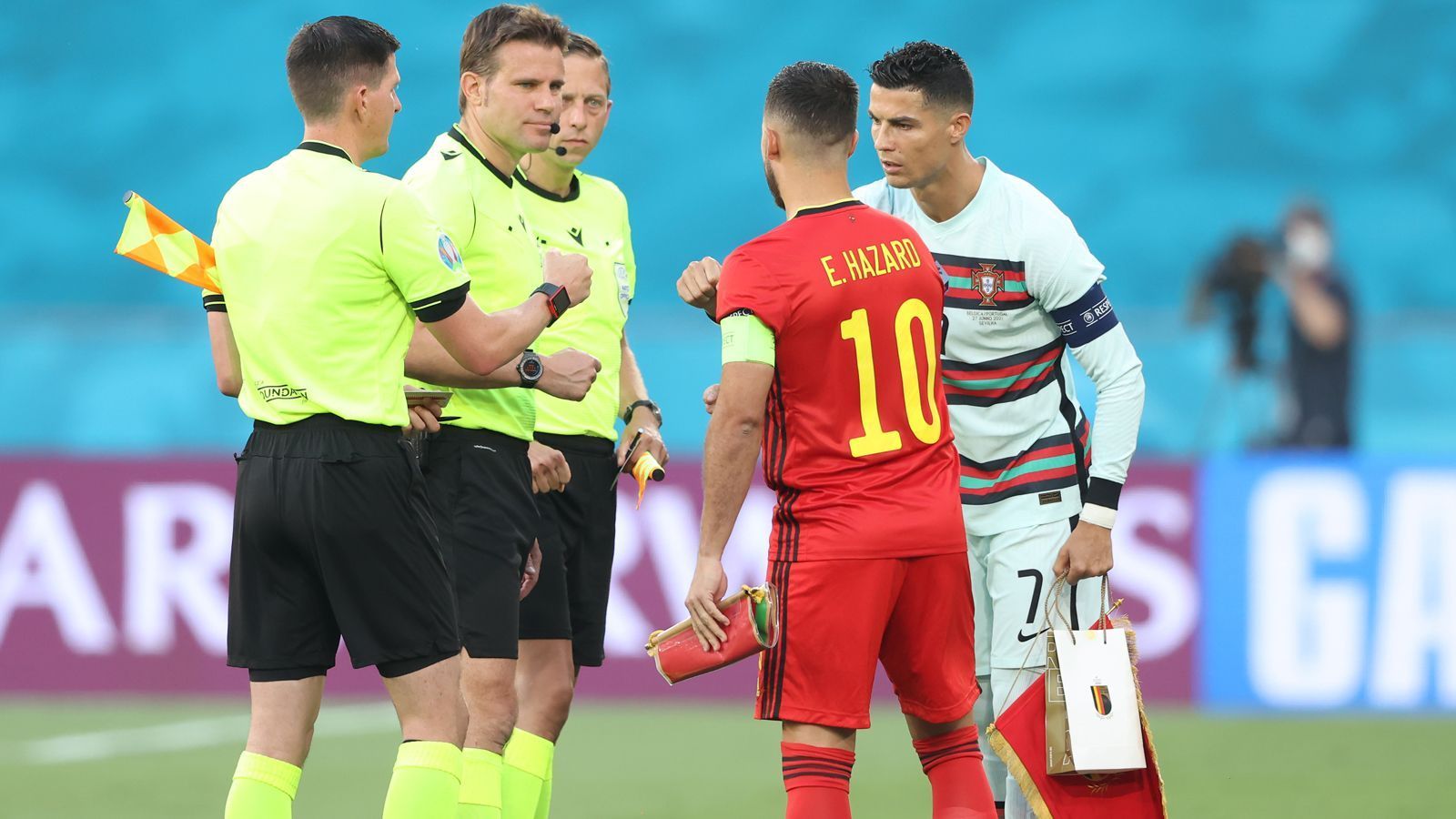 
                <strong>Belgien vs. Portugal: Die Offensivstars im ran-Check</strong><br>
                Das Achtelfinale der Europameisterschaft zwischen Belgien und Portugal am Sonntagabend versprach ein echter Leckerbissen für Freunde des gepflegten Offensivfußballs zu werden. Schließlich stehen auf beiden Seiten echte Offensivstars auf dem Platz wie Eden Hazard und Cristiano Ronaldo. Wir haben uns genau angeschaut, was die portugiesischen und belgischen Ballkünstler veranstaltet haben und sie einem ran-Check unterzogen.
              